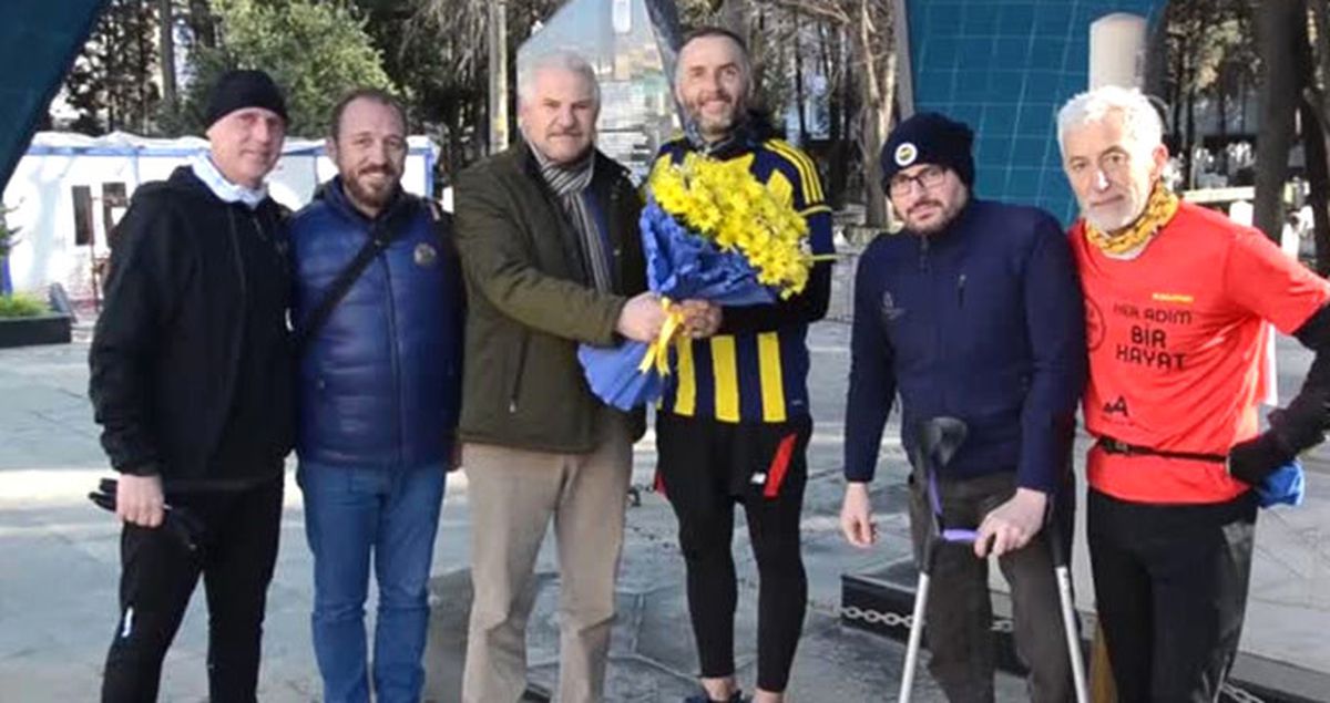 Fanatik Fenerbahçeli Bir Taraftar, Futbolculara Destek İçin İzmir'den İstanbul'a Koşuyor