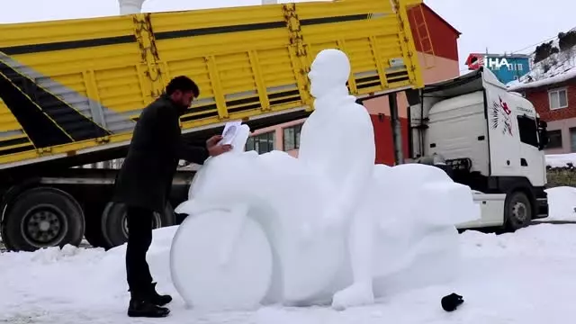 Kerata ile Fethi Sekin'in Kardan Heykelini Yaptı Kerata ile Fethi Sekin'in Kardan Heykelini Yaptı