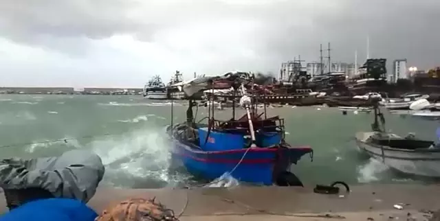 Mersin'de Kuvvetli Fırtına Mersin'de Kuvvetli Fırtına