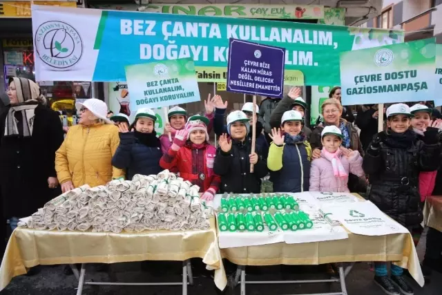 Minik Çevre Elçilerinden Vatandaşlara Doğa Dostu Bez Çanta ve Çam Fidanı Minik Çevre Elçilerinden Vatandaşlara Doğa Dostu Bez Çanta ve Çam Fidanı