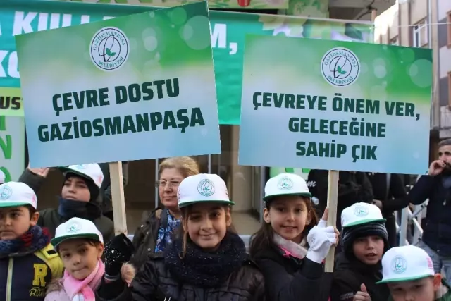 Minik Çevre Elçilerinden Vatandaşlara Doğa Dostu Bez Çanta ve Çam Fidanı Minik Çevre Elçilerinden Vatandaşlara Doğa Dostu Bez Çanta ve Çam Fidanı