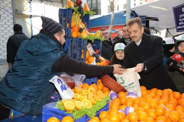 Minik Çevre Elçilerinden Vatandaşlara Doğa Dostu Bez Çanta ve Çam Fidanı Minik Çevre Elçilerinden Vatandaşlara Doğa Dostu Bez Çanta ve Çam Fidanı