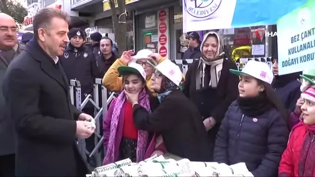 Minik Çevre Elçilerinden Vatandaşlara Doğa Dostu Bez Çanta ve Çam Fidanı Minik Çevre Elçilerinden Vatandaşlara Doğa Dostu Bez Çanta ve Çam Fidanı
