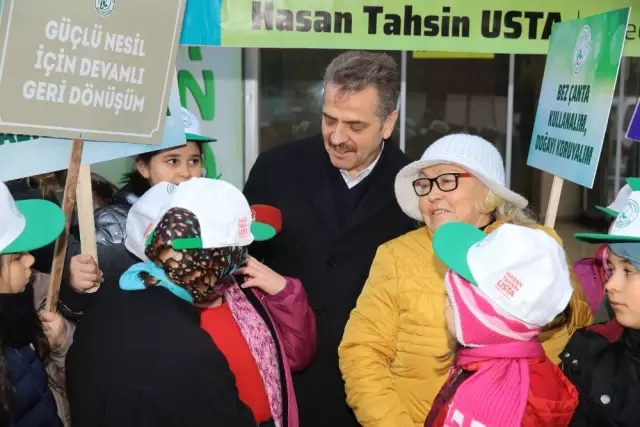 Minik Çevre Elçilerinden Vatandaşlara Doğa Dostu Bez Çanta ve Çam Fidanı Minik Çevre Elçilerinden Vatandaşlara Doğa Dostu Bez Çanta ve Çam Fidanı