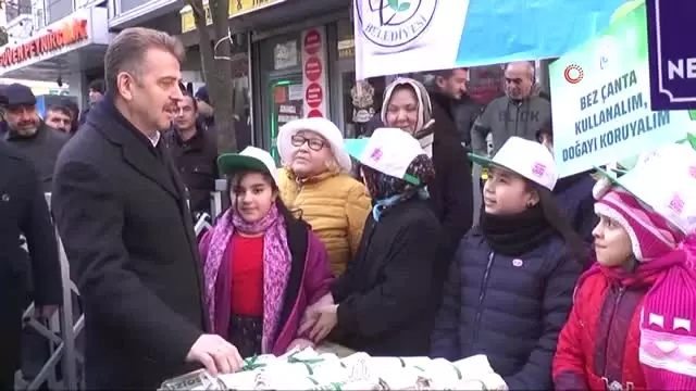 Minik Çevre Elçilerinden Vatandaşlara Doğa Dostu Bez Çanta ve Çam Fidanı Minik Çevre Elçilerinden Vatandaşlara Doğa Dostu Bez Çanta ve Çam Fidanı