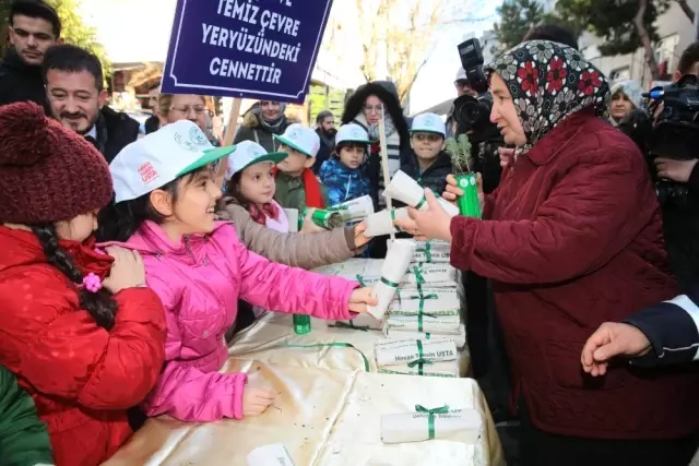 Minik Çevre Elçilerinden Vatandaşlara Doğa Dostu Bez Çanta ve Çam Fidanı Minik Çevre Elçilerinden Vatandaşlara Doğa Dostu Bez Çanta ve Çam Fidanı