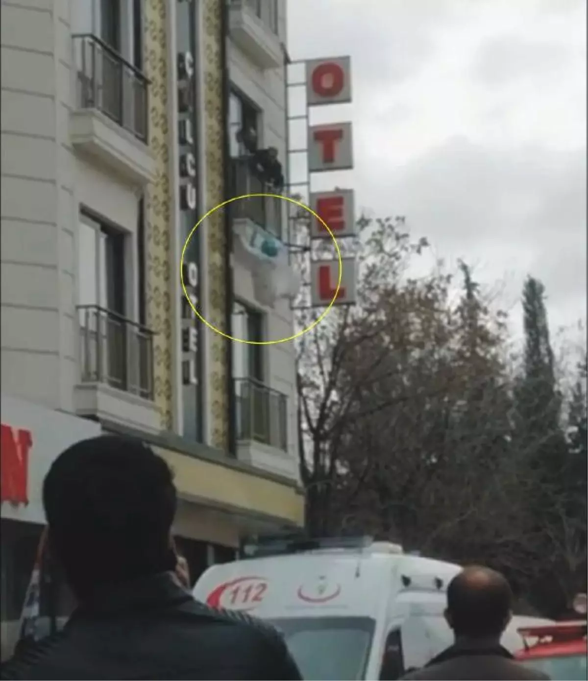 Otelin İkinci Katından Atladı, İtfaiye Brandasına Düştü