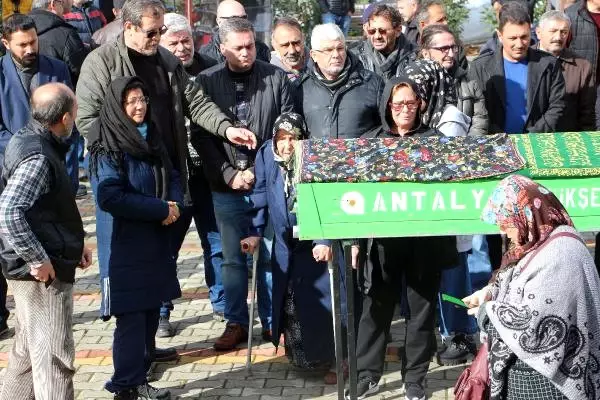 Yönetmen Orçun Benli'nin Kazada Ölen Hemşire Annesi Toprağa Verildi Yönetmen Orçun Benli'nin Kazada Ölen Hemşire Annesi Toprağa Verildi