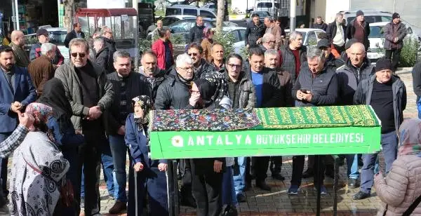 Yönetmen Orçun Benli'nin Kazada Ölen Hemşire Annesi Toprağa Verildi Yönetmen Orçun Benli'nin Kazada Ölen Hemşire Annesi Toprağa Verildi