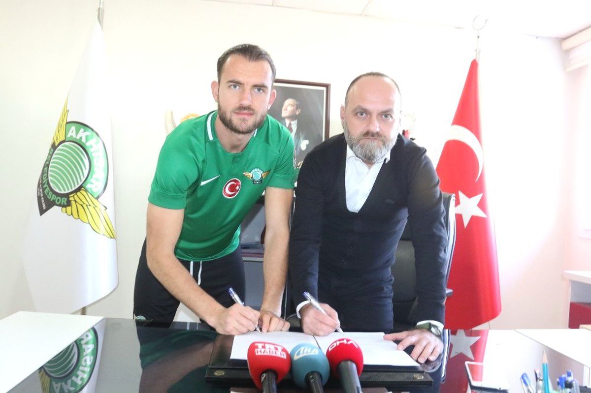 Akhisarspor, Sokol Cikalleshi, Zeki Yavru ve Rajko Rotman'ı Kadrosuna Kattı