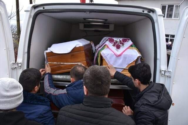 Aynı Gün Ölen 70 Yıllık Yaşlı Çift, Yan Yana Toprağa Verildi