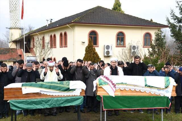 Aynı Gün Ölen 70 Yıllık Yaşlı Çift, Yan Yana Toprağa Verildi