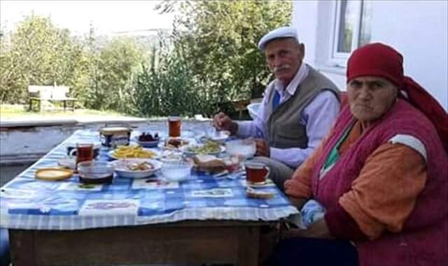 Aynı Gün Ölen 70 Yıllık Yaşlı Çift, Yan Yana Toprağa Verildi
