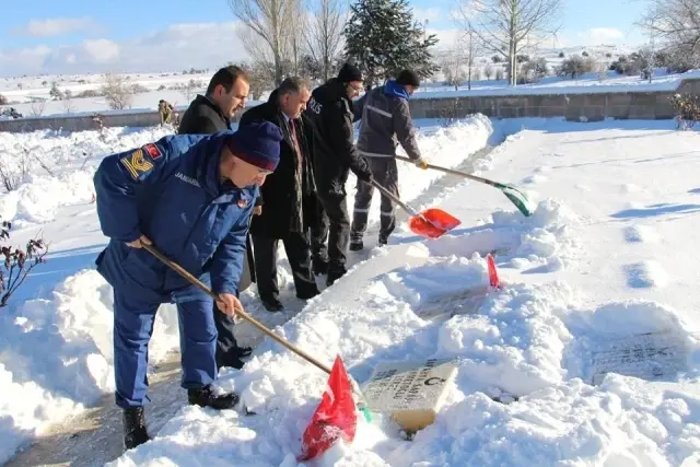 Dumlupınar Şehitliği'nde Kar Temizliği