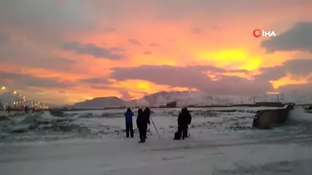 Güneşin Doğuşunu İzlemeye Geliyorlar Güneşin Doğuşunu İzlemeye Geliyorlar