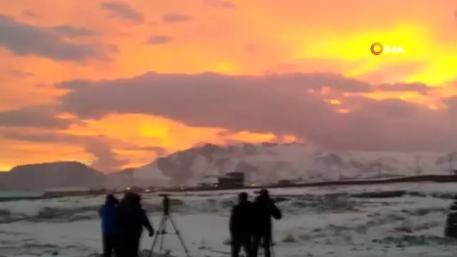 Güneşin Doğuşunu İzlemeye Geliyorlar Güneşin Doğuşunu İzlemeye Geliyorlar