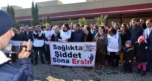 Hasta Yakınının Kadın Doktora Saldırısına Tepki (2) Hasta Yakınının Kadın Doktora Saldırısına Tepki (2)