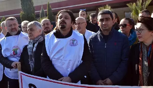 Hasta Yakınının Kadın Doktora Saldırısına Tepki (2) Hasta Yakınının Kadın Doktora Saldırısına Tepki (2)