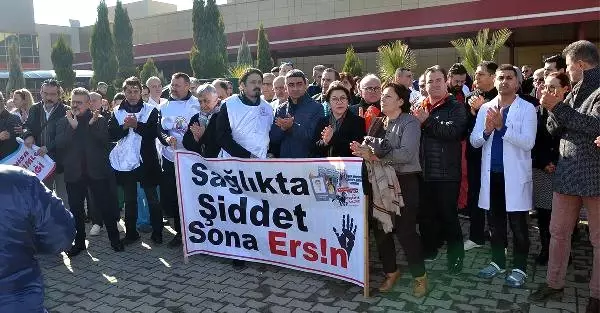 Hasta Yakınının Kadın Doktora Saldırısına Tepki (2) Hasta Yakınının Kadın Doktora Saldırısına Tepki (2)