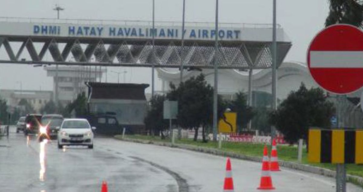Hatay'da Sel Alarmı! Havaalanı Araç Trafiğine Kapandı