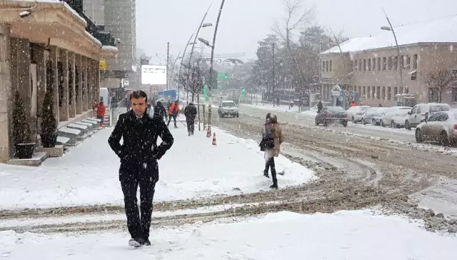 Kar ve Tipinin Etkili Olduğu Doğu Anadolu'da Yollar Ulaşıma Kapandı