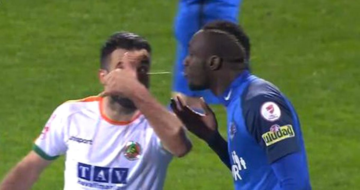 Maç Sonunda Tzavellas'ın Yüzüne Tüküren Mbaye Diagne, Kırmızı Kart Gördü