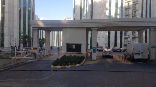 Son Dakika! Esenyurt'ta Siteye Bırakılan Şüpheli Paketten El Bombası ve Mermiler Çıktı