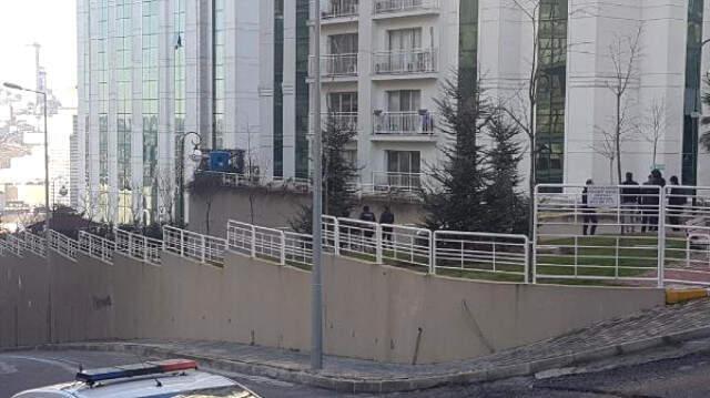 Son Dakika! Esenyurt'ta Siteye Bırakılan Şüpheli Paketten El Bombası ve Mermiler Çıktı