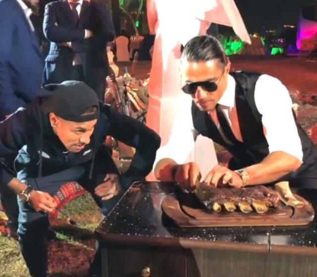 Sosyete Kasabı Nusret Gökçe, Brezilyalı Yıldız Neymar'a Kendi Elleriyle Et Yedirdi