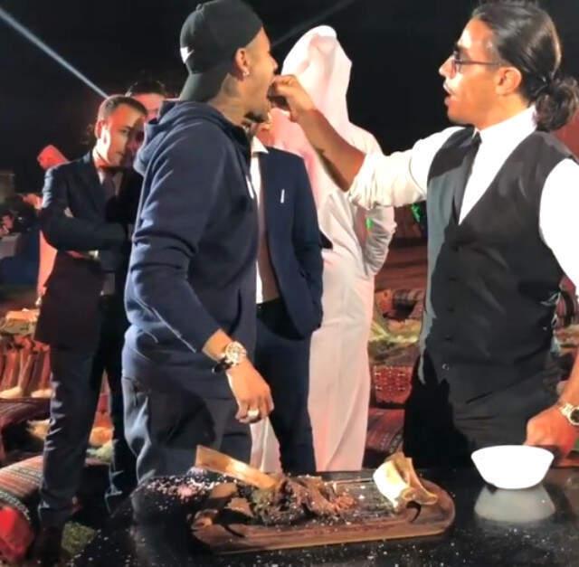 Sosyete Kasabı Nusret Gökçe, Brezilyalı Yıldız Neymar'a Kendi Elleriyle Et Yedirdi