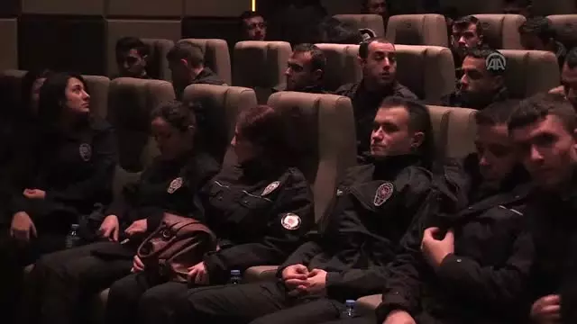 Uşak Valisi Kocabıyık, Polislerle 'Börü' Filmini İzledi Uşak Valisi Kocabıyık, Polislerle 'Börü' Filmini İzledi