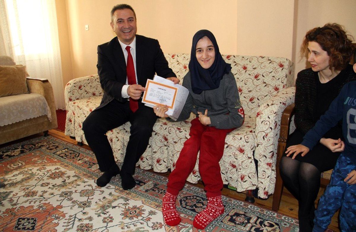 Bedensel Engelli Sena'nın Evde Takdirli Karne Heyecanı
