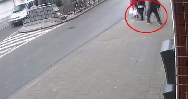 Belçika'da Sokak Ortasında Başörtülü Kadına Yapılan Irkçı Saldırı Kameralara Yansıdı