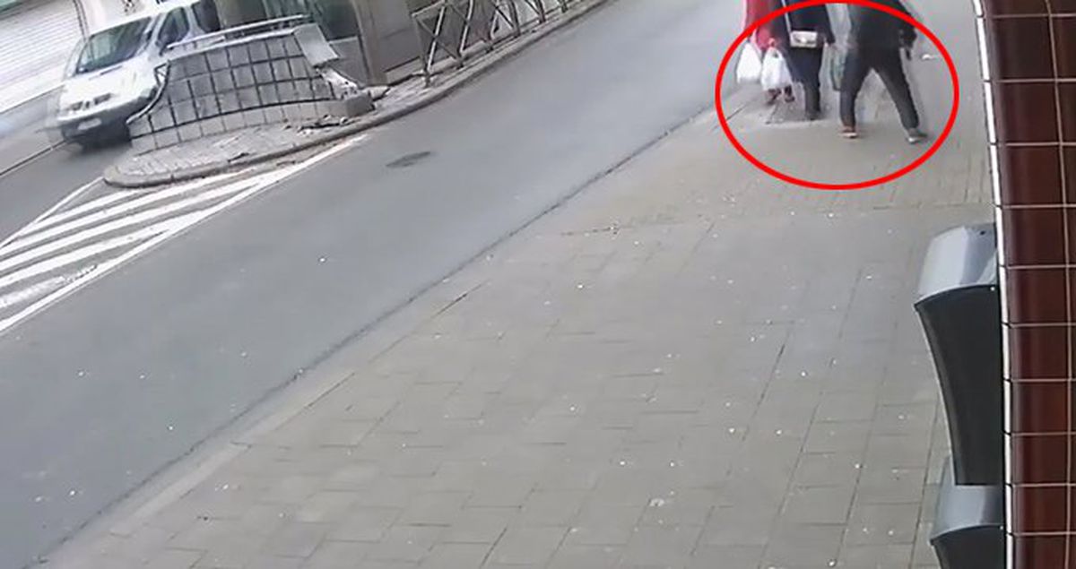 Belçika'da Sokak Ortasında Başörtülü Kadına Yapılan Irkçı Saldırı Kameralara Yansıdı