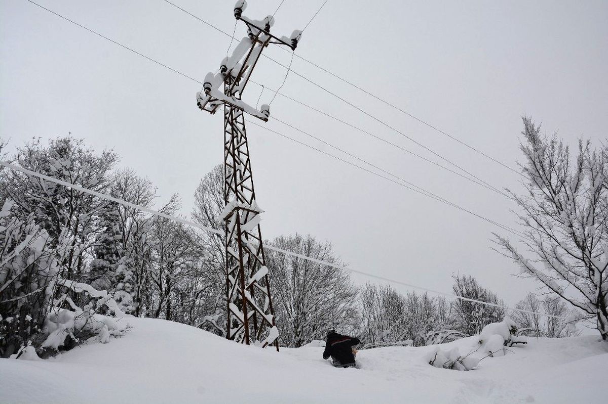 Elektrik Hizmeti Sunmak İçin Kar ve Fırtına ile Mücadele Ediyorlar