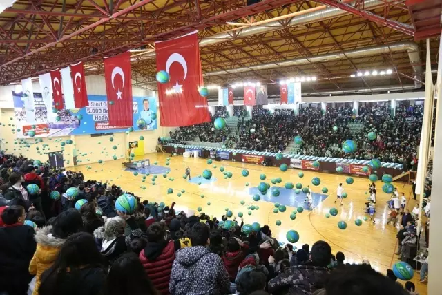 Merkezefendi'de 8. Sınıf Çocuklarına 5 Bin Basketbol Topu Dağıtıldı