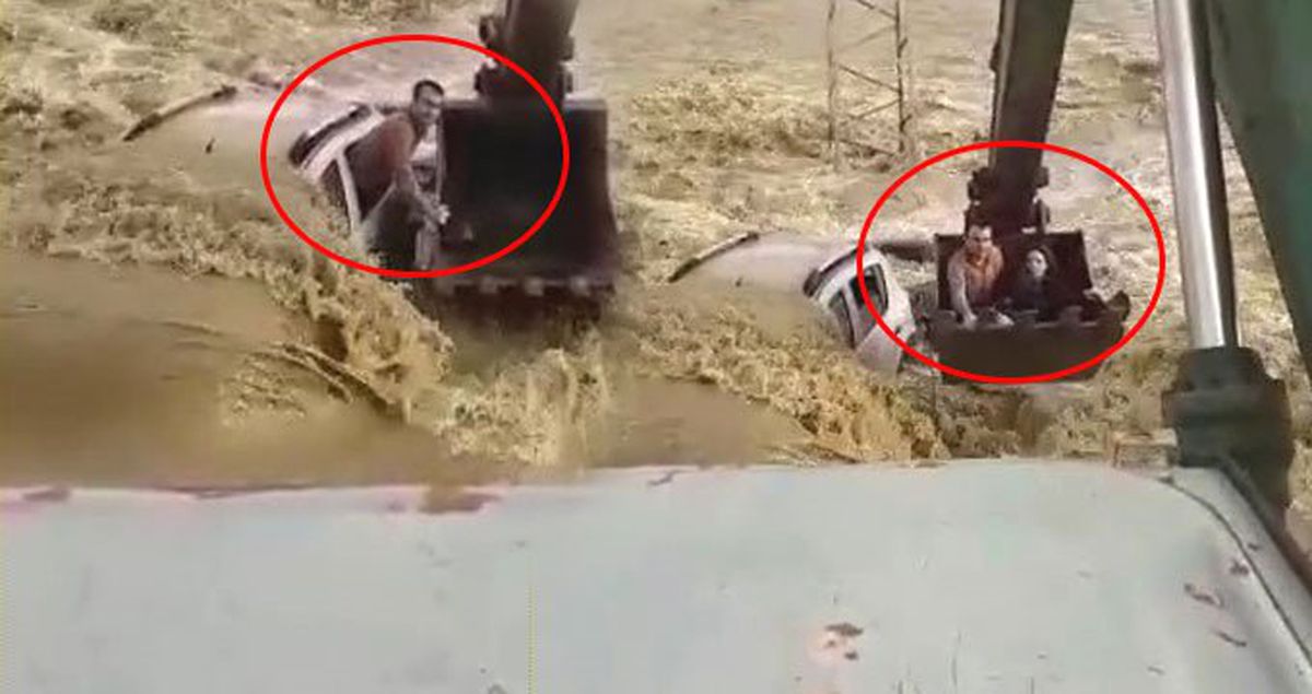 Sel Sularına Gömülen Araçtaki 2 Kişinin Kepçeyle Kurtarılma Anı Kameralara Yansıdı