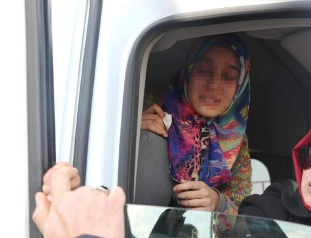 16 Yaşındaki Kız 'Gitmek İstemiyorum' Dese de İcra Memurları Zorla Anneyle Görüştürdü