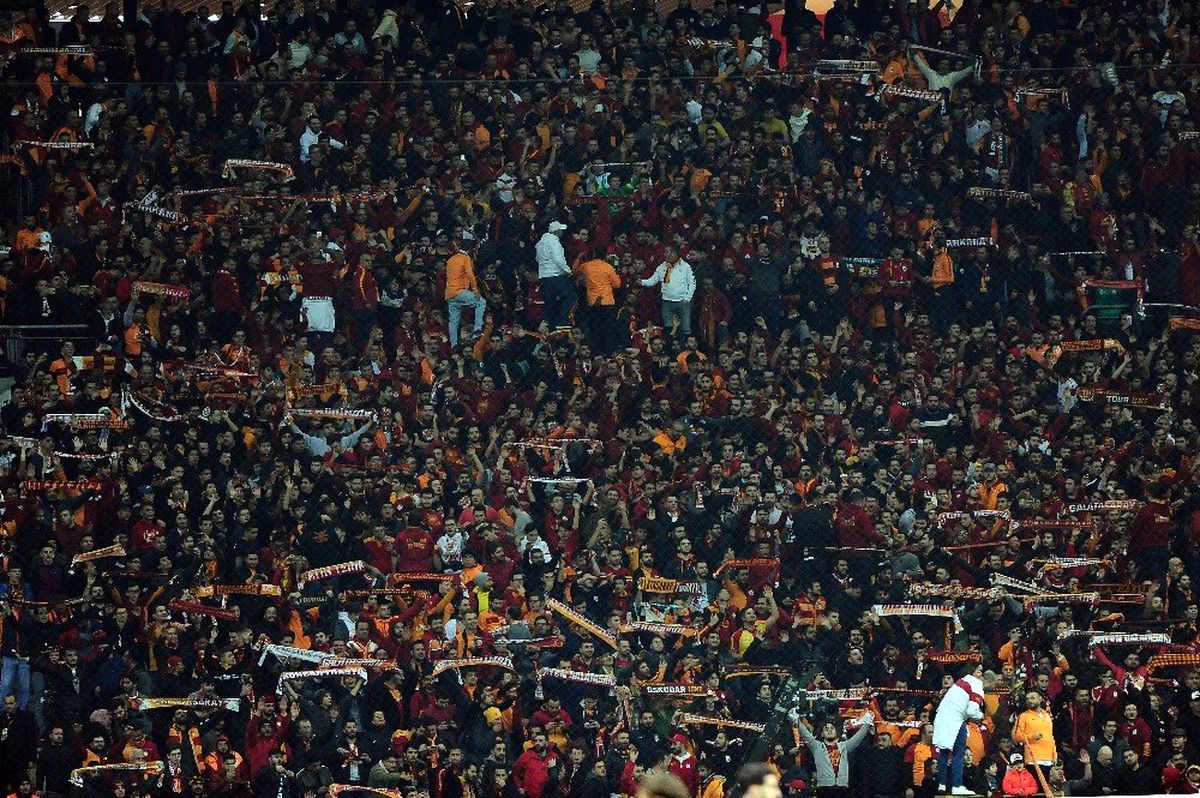 Galatasaraylı Taraftarlar, 'Forvet İstiyoruz' Tezahüratında Bulundu