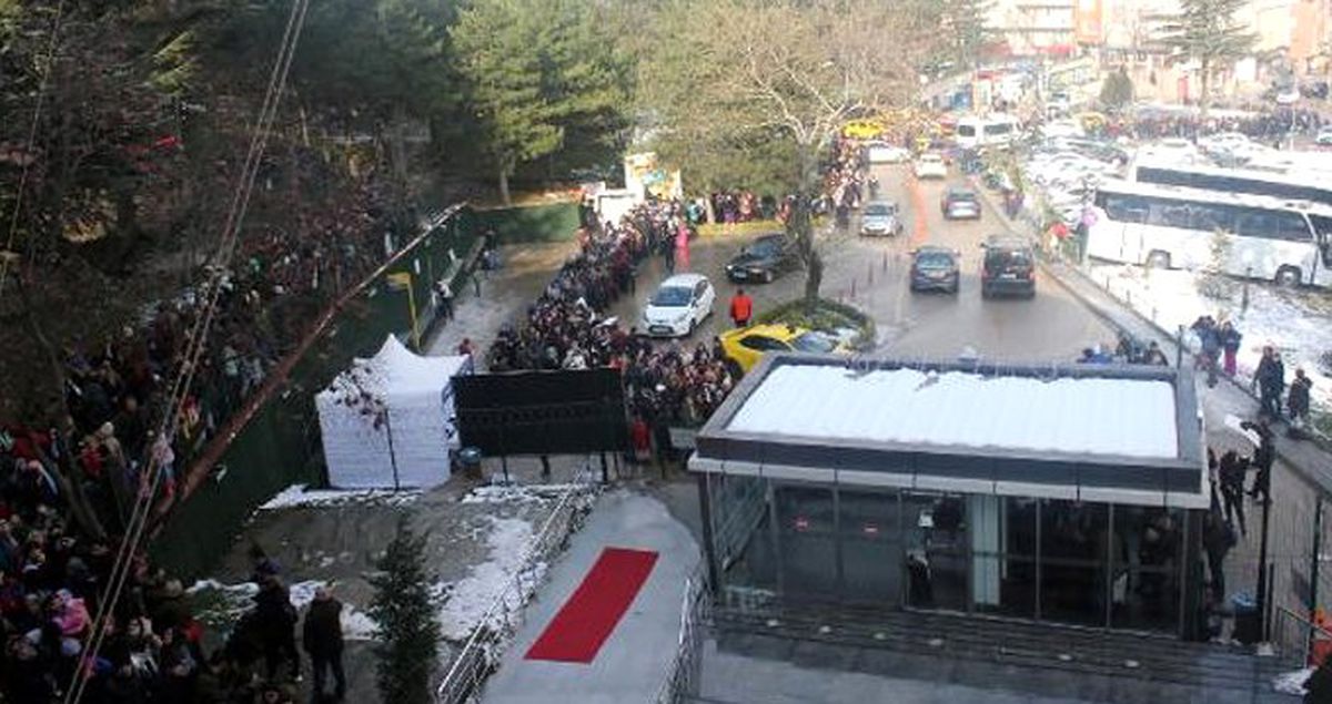 Uludağ'daki 1 Kilometrelik Teleferik Kuyruğu Sokaklara Yayıldı