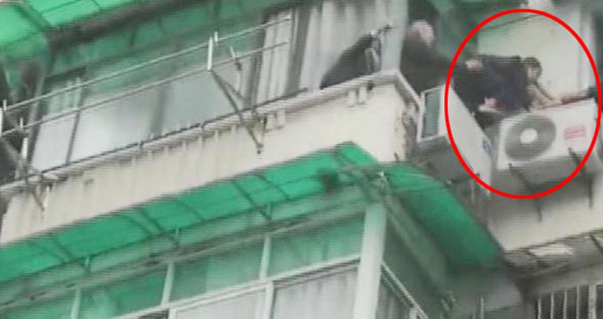 Yaşlı Adam ve Çocuklar, Apartmandaki Yangından Klimalara Basarak Kurtuldu