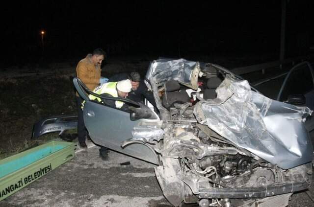 140 Km Hızla TIR'ın Altına Girdiler: 1 Ölü