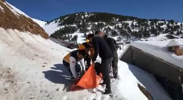 Hasta Kadın, Karla Kaplı Yolda 500 Metre Sedyeyle Taşındı