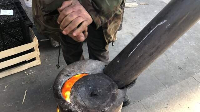 Kars'ta Sibirya Soğukları Etkili Oluyor...vatandaş Isınmak İçin Caddeye Soba Kurup Yaktı