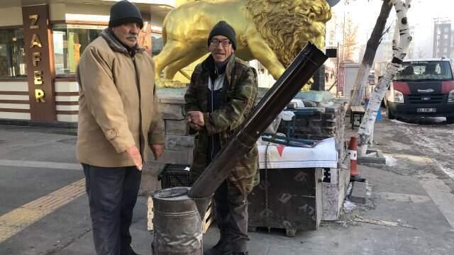 Kars'ta Sibirya Soğukları Etkili Oluyor...vatandaş Isınmak İçin Caddeye Soba Kurup Yaktı