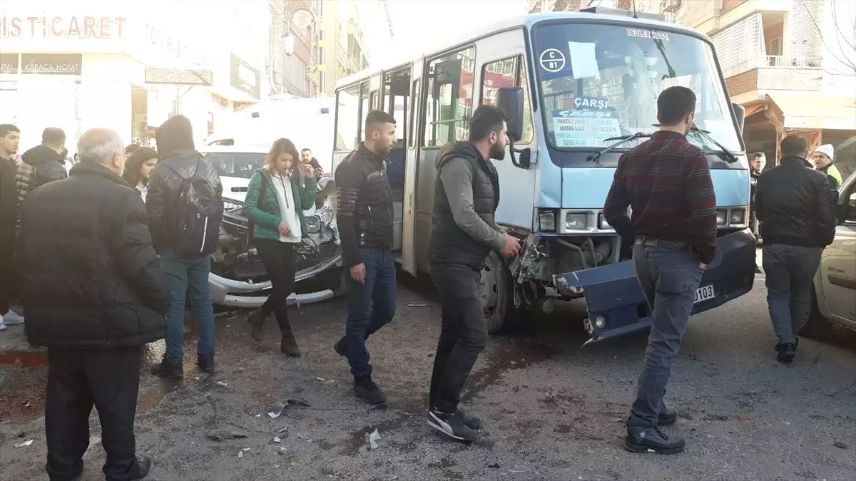 Siirt'te Trafik Kazası: 3 Yaralı