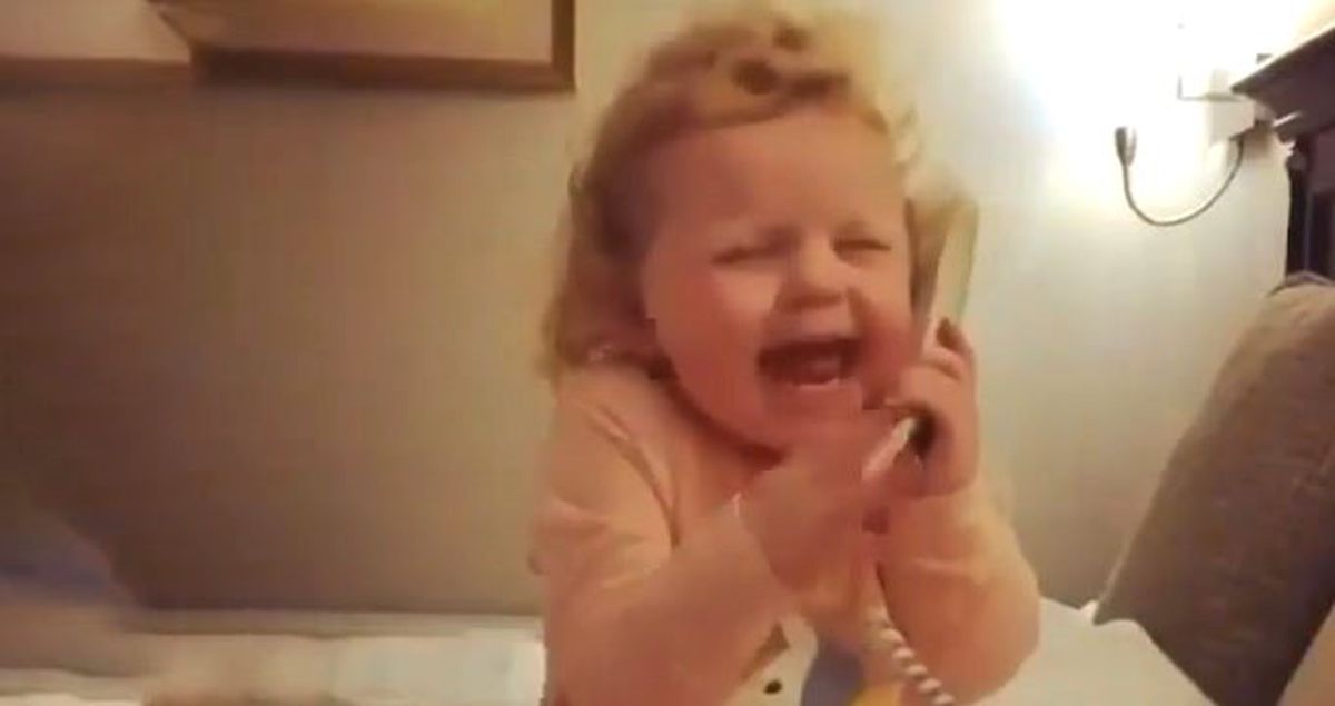 Telefon ile Konuşuyormuş Gibi Yapan Çocuk, Sevimliliğiyle Gönüllerde Taht Kurdu
