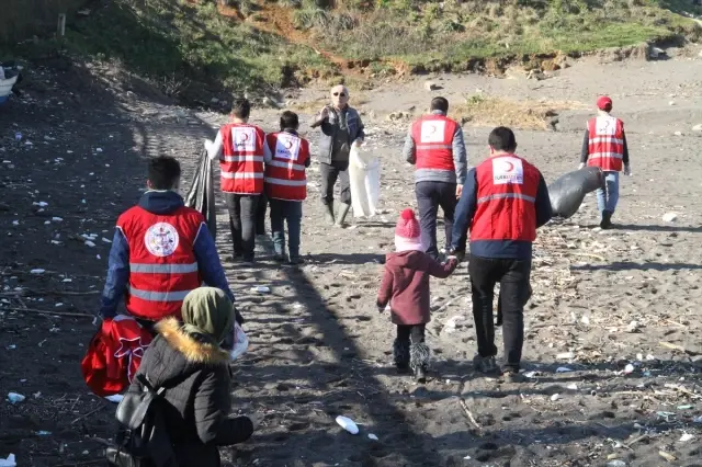 Türk Kızılayı'ndan Sahil Temizliği Türk Kızılayı'ndan Sahil Temizliği