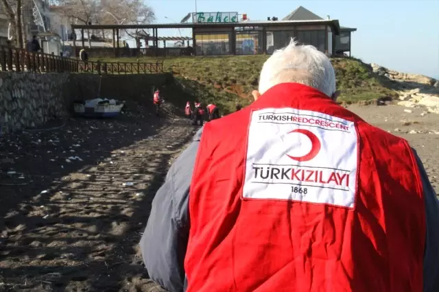 Türk Kızılayı'ndan Sahil Temizliği Türk Kızılayı'ndan Sahil Temizliği