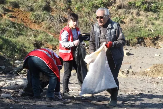 Türk Kızılayı'ndan Sahil Temizliği Türk Kızılayı'ndan Sahil Temizliği